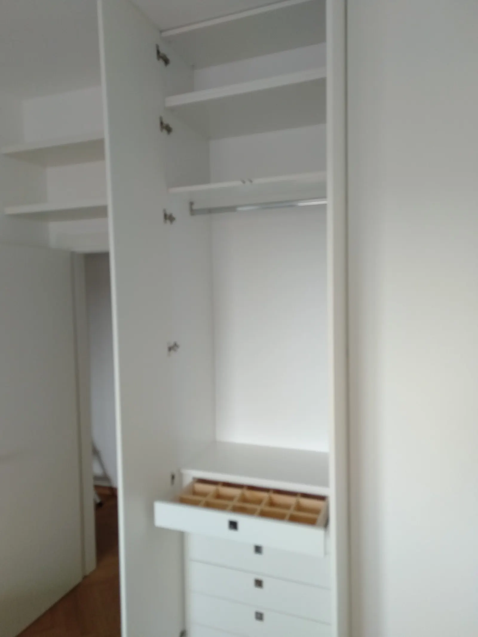 Cabina armadio bianca con appenderia e ripiani su misura